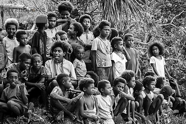 Eine Gruppe von Dorfbewohnern versammelt sich  um Gäste auf der Tuam-Insel der Siassi-Inseln  Papua-Neuguinea  zu empfangen; Tuam-Insel  Siassi-Inseln  Papua-Neuguinea