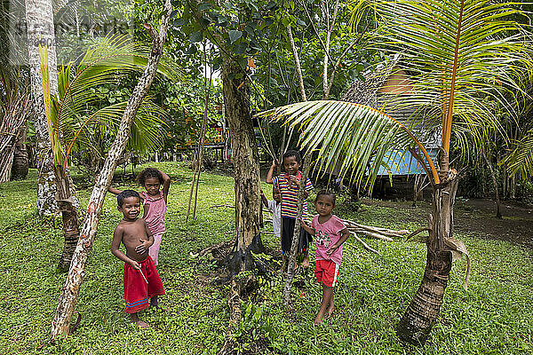 Kinder im Garten auf Kitava auf den Trobriand-Inseln  Papua-Neuguinea; Kitava Island  Trobriand-Inseln  Milne Bay Province  Papua-Neuguinea