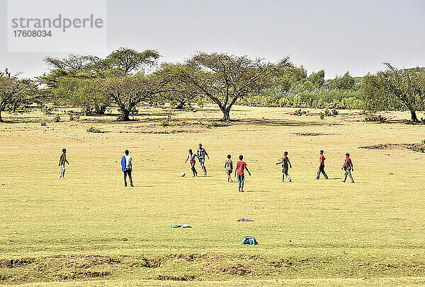 Kinder spielen Fußball auf einer Wiese im ländlichen Äthiopien; Äthiopien