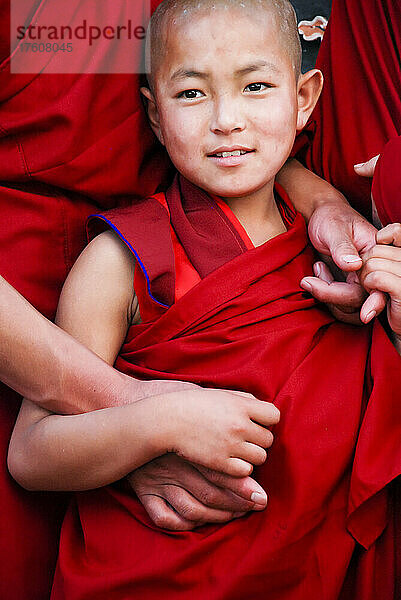 Im Punakha Dzong von Punakha  Bhutan  hält ein junger Mönch die Hände eines älteren Mönchs; Punakha  Bhutan