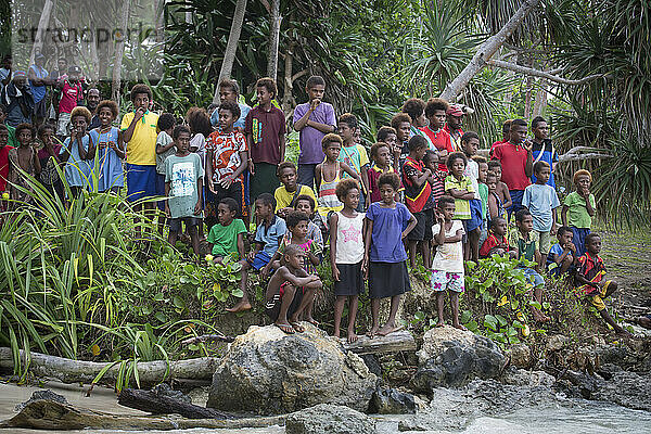 Kinder versammeln sich am Ufer der Tuam-Insel der Siassi-Inseln  Papua-Neuguinea; Tuam-Insel  Siassi-Inseln  Papua-Neuguinea