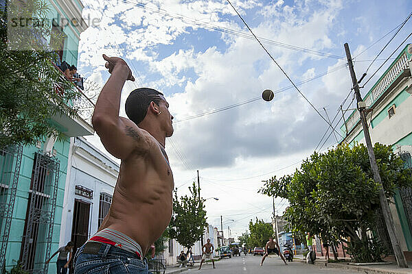 Mehrere junge Männer spielen Handball in den Straßen von Cienfuegos  Kuba; Cienfuegos  Kuba