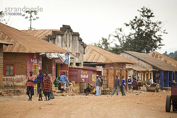 Menschen auf der Hauptstraße von Luozi; Luozi  Demokratische Republik Kongo.