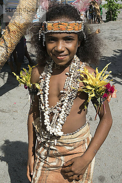 Dorfmädchen in Kleidern aus Tapa-Rindenstoff bereitet sich auf die Aufführung eines traditionellen melanesischen Stammestanzes in der Oro-Provinz von Papua-Neuguinea vor; Buna Beach  Oro-Provinz  Papua-Neuguinea