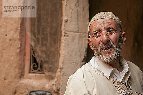Ein älterer Mann in traditioneller Kleidung in Ait Benhaddou  Marokko  einem kleinen Dorf im Hohen Atlasgebirge  wo Filme wie Lawrence von Arabien und Gladiator gedreht wurden; Ait Benhaddou  Marokko