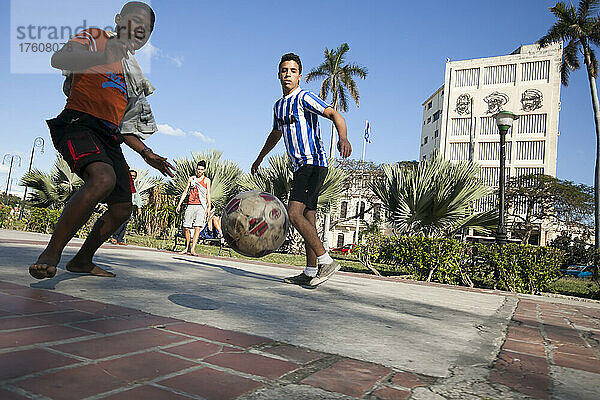 Mehrere Jungen spielen Fußball (Futbol) auf einer Straße in Havanna  Kuba; Havanna  Kuba