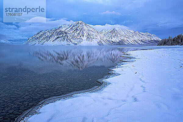 Schöne Winterlandschaft im Yukon. Die gefrorenen Ufer des Kathleen Lake mit dem Mount Worthington in der Ferne; Haines Junction  Yukon  Kanada