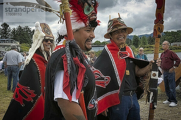 In farbenfroher traditioneller Kleidung feiern Anführer des Tlingit-Stammes nach einer Zeremonie mit sechs Totempfählen  die in einem örtlichen Park der Ureinwohner Alaskas aufgestellt wurden; Klawock  Alaska  Vereinigte Staaten von Amerika
