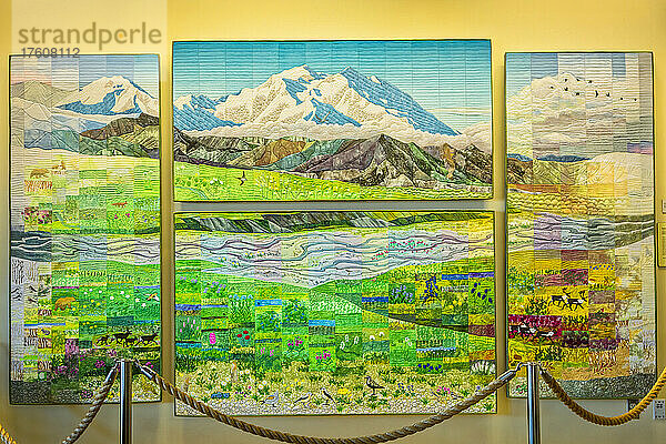 Große Quilts des Mount Denali (McKinley) von Ree Nancarrow im Eielson Visitor Center  Denali National Park and Preserve  Interior Alaska; Alaska  Vereinigte Staaten von Amerika