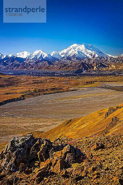 Blick auf den Mount Denali (McKinley)  den Muldrow-Gletscher und den Thorofare-Fluss  von der Thoro Ridge im Denali National Park and Preserve  Inneres Alaska; Alaska  Vereinigte Staaten von Amerika