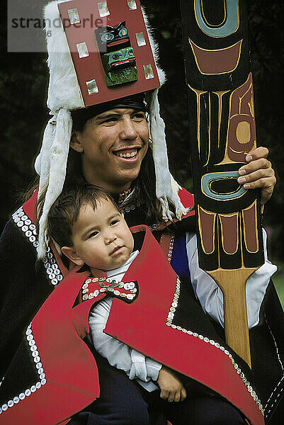 Eingeborene Tlingit-Darsteller in traditioneller Kleidung Sitka Ak Südost Portrait