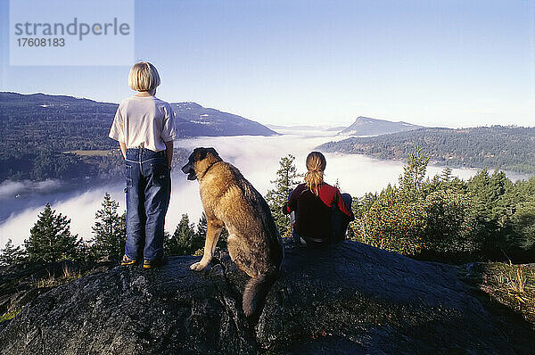 Mädchen  Junge und Hund auf dem Berg