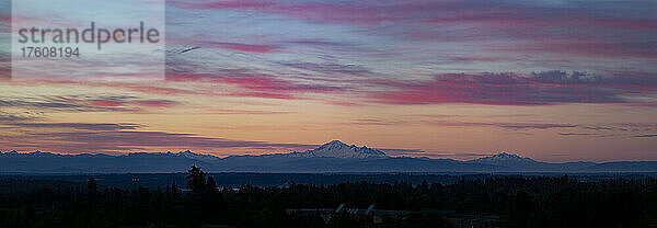 Panoramablick auf den Mount Baker bei Sonnenuntergang mit einem farbenfrohen Himmel von Surrey  BC  Kanada; Washington  Vereinigte Staaten von Amerika aus gesehen