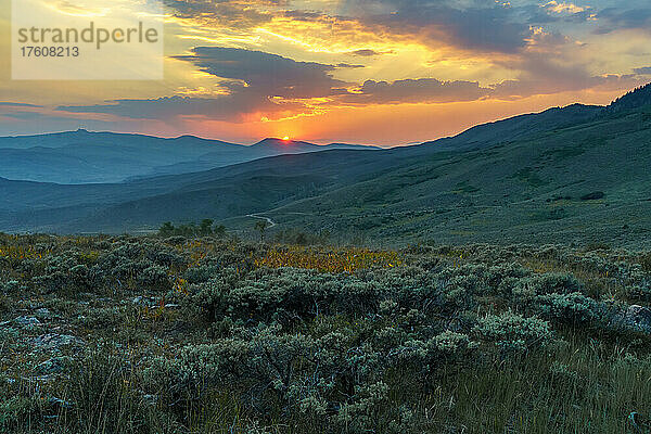 Sonnenuntergang über den Bergen von Colorado; Wolcott  Colorado  Vereinigte Staaten von Amerika