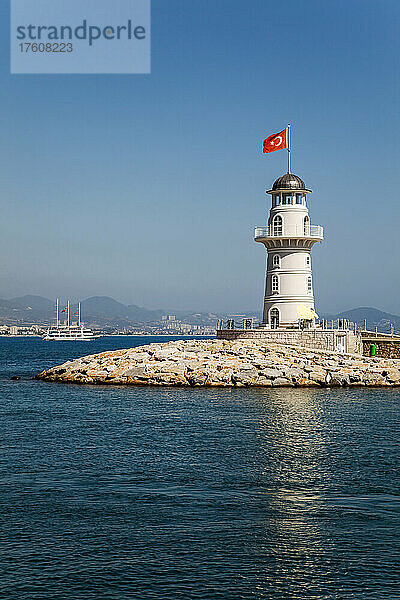 Ein Leuchtturm an der Hafeneinfahrt  Alanya  Türkei; Alanya  Anatolien  Türkei.