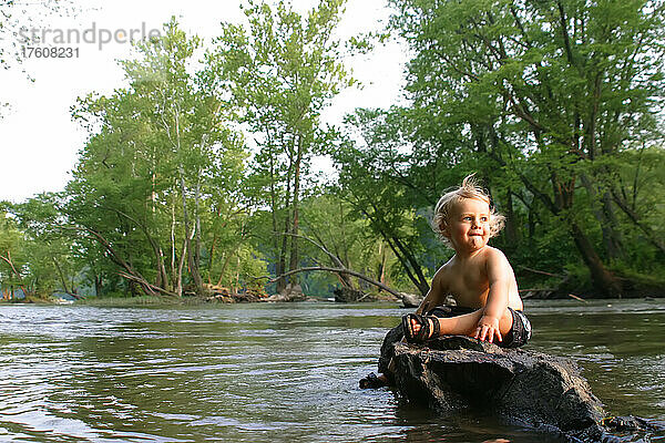 Zweijähriger kleiner Junge auf einem Felsen im Potomac River; Potomac River  Maryland.