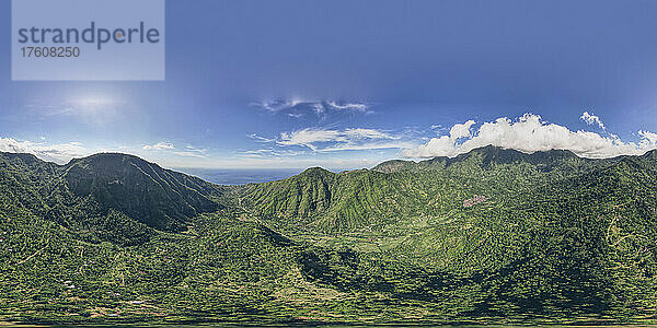 Panoramablick auf den Berg Abang und die umliegenden Berge  mit blauem Himmel  üppiger Vegetation und Blick aufs Meer; Abang  Kabupaten Karangasem  Bangli Regency  Bali  Indonesien
