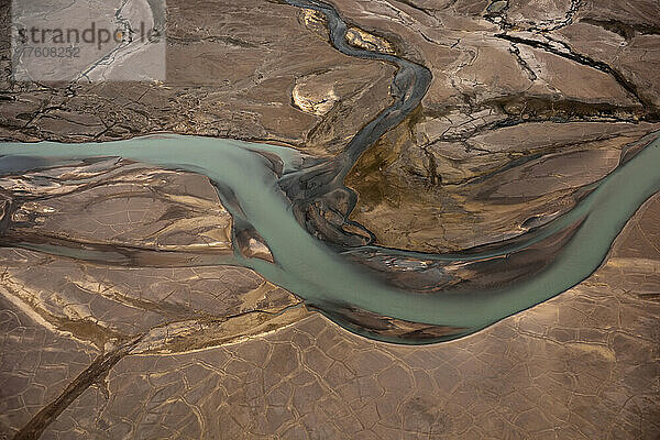 Im äußersten Nordosten Grönlands ist die Landschaft trocken  abgesehen von den milchigen Flüssen  die die kleinen lokalen Eiskappen entwässern.; Grönland.