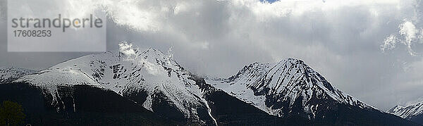 Der schroffe Gipfel des Hudson Bay Mountain ist mit Schnee bedeckt; Smithers  British Columbia  Kanada