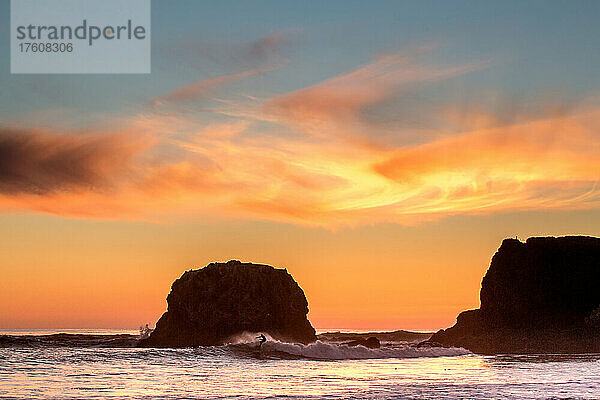 Silhouette eines Surfers auf einer Welle im kalten Wasser der Pazifikküste von Big Sur bei Sonnenuntergang; Big Sur  Kalifornien  Vereinigte Staaten von Amerika