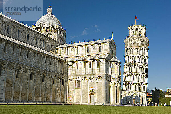 Der schiefe Turm von Pisa und der Dom von Pisa  Domplatz; Pisa  Toskana  Italien