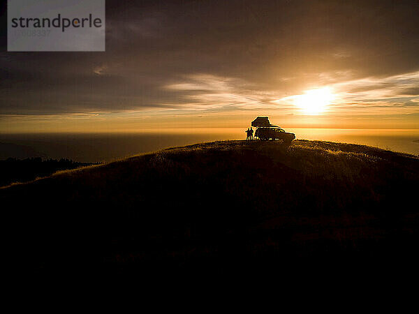 Silhouette von Campern in Big Sur  die ein Dachzelt benutzen.