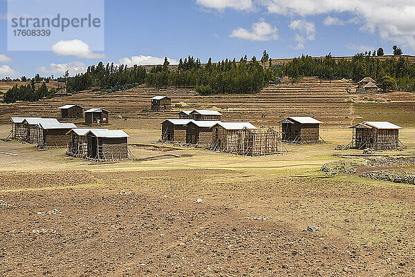 Kleine Gebäude auf landwirtschaftlichen Flächen im ländlichen Äthiopien; Äthiopien