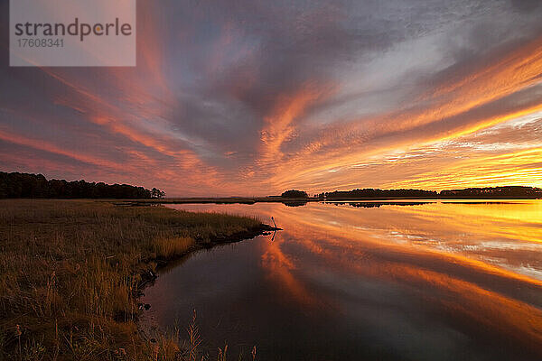 Sonnenuntergang über dem Ufer der Chesapeake Bay; Kent Island  Maryland.