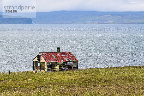 Altes Haus im Sommer an der Küste von Nordisland auf der Halbinsel Vatnsnes; Hvammstangi  Nordregion  Island