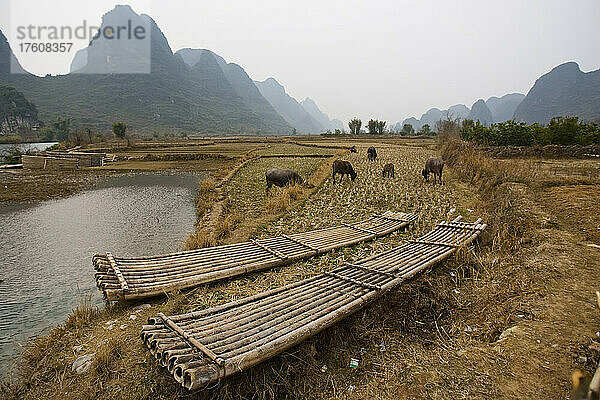 Bambusboote dienen als Transportmittel in diesem abgelegenen Dorf.