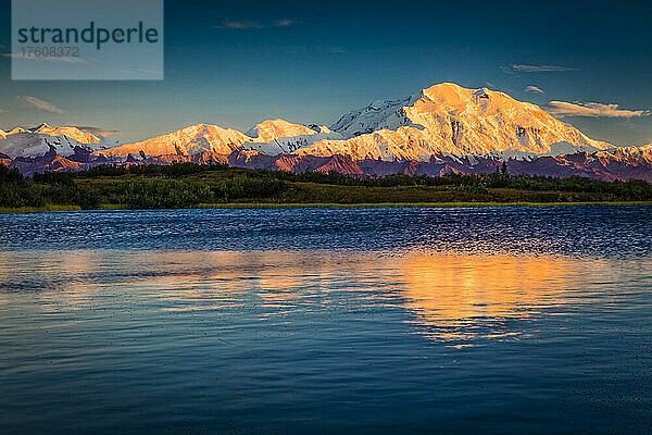 Sonnenuntergang auf dem Mount Denali (McKinley)  der sich in den Wellen des Denali-Reflexionsteichs spiegelt; Denali National Park and Reserve  Interior Alaska  Alaska  Vereinigte Staaten von Amerika