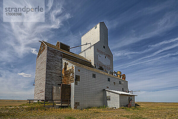Verlassener Getreidesilo in der Geisterstadt Sanctuary im ländlichen Saskatchewan  mit schönem Sommerhimmel darüber; Sanctuary  Saskatchewan  Kanada