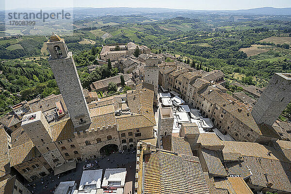 Torre Rognosa und Blick auf die historische Altstadt von San Gimignano und die umliegende Landschaft  Toskana  Italien; San Gimignano  Toskana  Italien