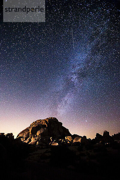 Die Milchstraße in einem sternenklaren Nachthimmel über einer Granitkuppel; Joshua Tree National Park  Kalifornien  Vereinigte Staaten von Amerika