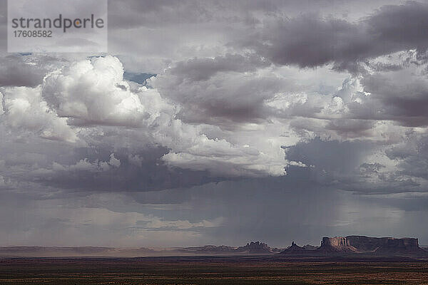 Gewitterwolken über dem Monument Valley.