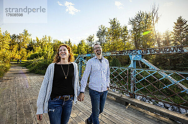 Älteres Ehepaar genießt die gemeinsame Zeit im Freien in einem Park im Herbst; Edmonton  Alberta  Kanada
