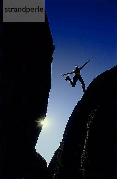 Silhouette von Person Jumping Gap Owens Valley  Kalifornien  USA
