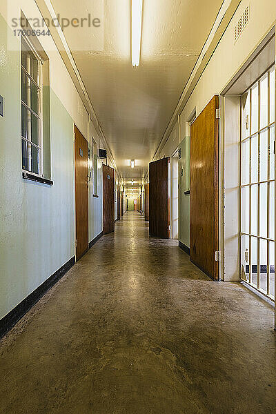 Korridor im Robben Island-Gefängnis in Südafrika; Robben Island  Kapstadt  Westkap  Südafrika