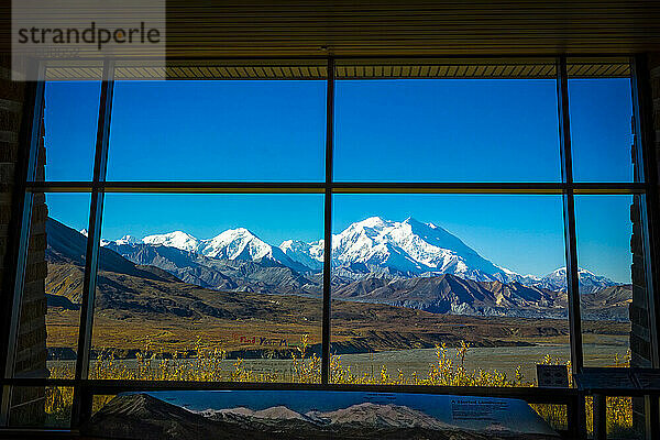 Mount Denali (McKinley) Blick durch das Fenster vom Eielson Visitor Center mit herbstlich gefärbten Tundrahügeln im Vordergrund; Denali National Park and Preserve  Interior Alaska  Alaska  Vereinigte Staaten von Amerika