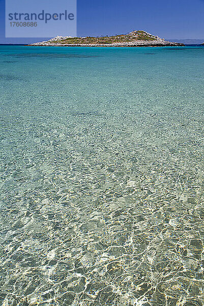Inselchen mit blauem Himmel und klarem Meerwasser  in der Nähe des Sesklia-Strandes  Insel Symi (Simi)  Dodekanes-Inselgruppe in Griechenland; Insel Symi  Griechenland