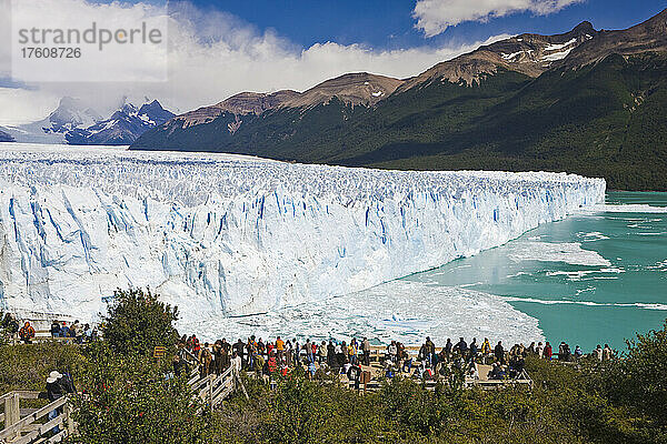 Touristen beobachten den Perito-Moreno-Gletscher  Nationalpark Los Glaciares  in der Nähe von El Calafate; Patagonien  Argentinien