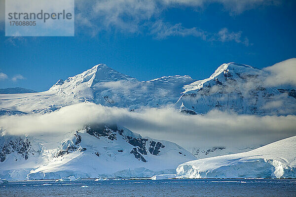 Landschaft mit schneebedeckten Bergen und Gletschern.