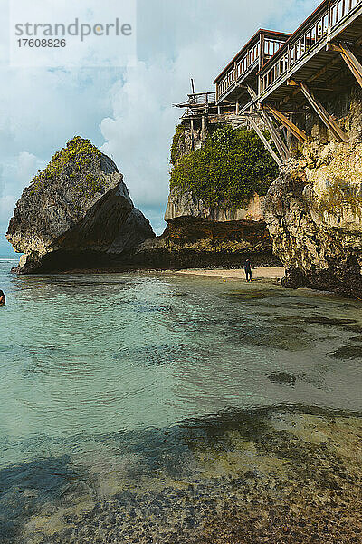 Eine hölzerne Aussichtsplattform und Menschen im Wasser  darunter der Suluban-Strand; Uluwatu  Bali  Indonesien