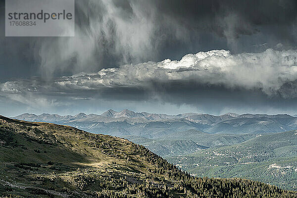 Sturmwolken und Virga über den Rocky Mountains; Breckenridge  Colorado  Vereinigte Staaten von Amerika