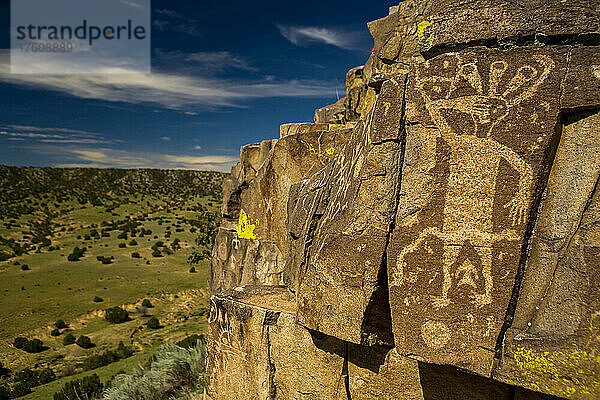 Petroglyphen der Pueblo-Indianer mit Blick auf eine Wüstenlandschaft.