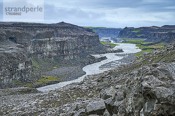 Fluss im Sommer  Jökulsargljufur-Schlucht  Vatnajokull-Nationalpark; Dettifoss  Nordurland  Island