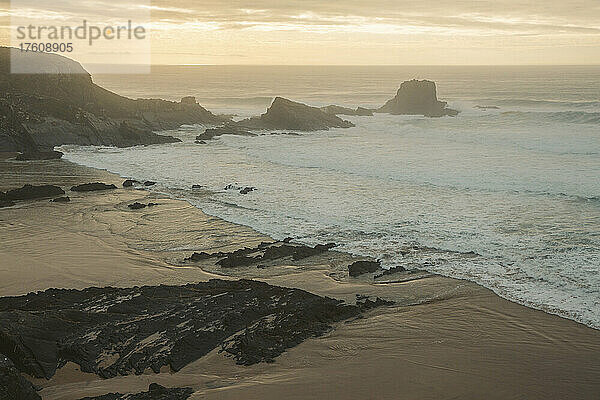 Nebel über dem Strand und der zerklüfteten Küstenlinie des Praia do Malhao; Alentejo  Portugal