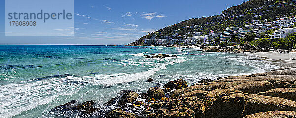 Atlantischer Ozean und felsige Küste entlang des Ufers des Kapstädter Vororts Clifton am Clifton Beach; Kapstadt  Westkap  Südafrika
