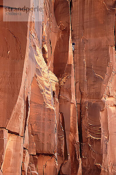 Ein Trad-Kletterer klettert einen der vielen perfekten Handcracks von Indian Creek.