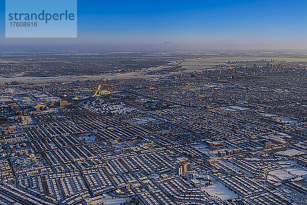 Luftaufnahme des Stadtbilds von Montreal an einem kalten Wintermorgen mit verschneiten Dächern; Montreal  Quebec  Kanada